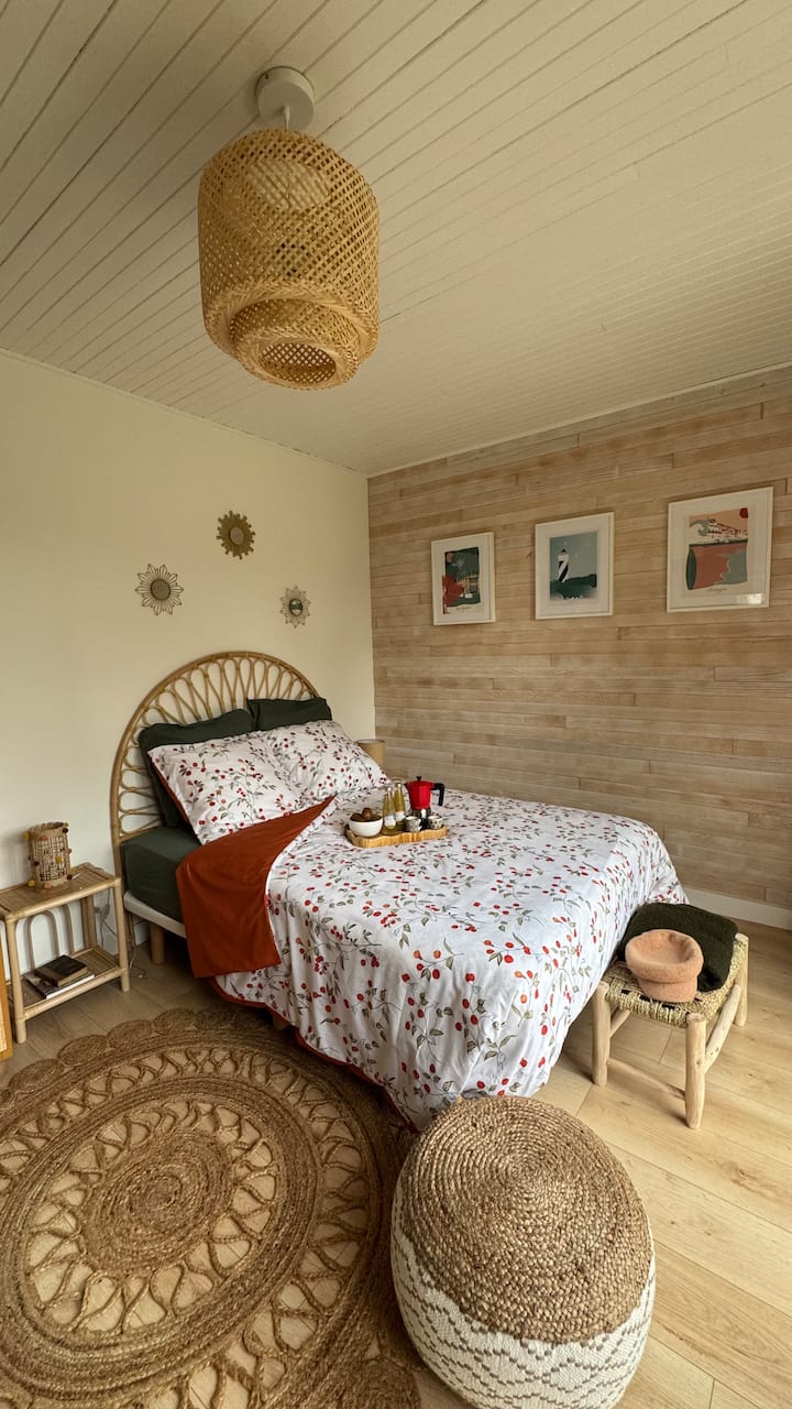 Chambre lumineuse avec lit double au gîte