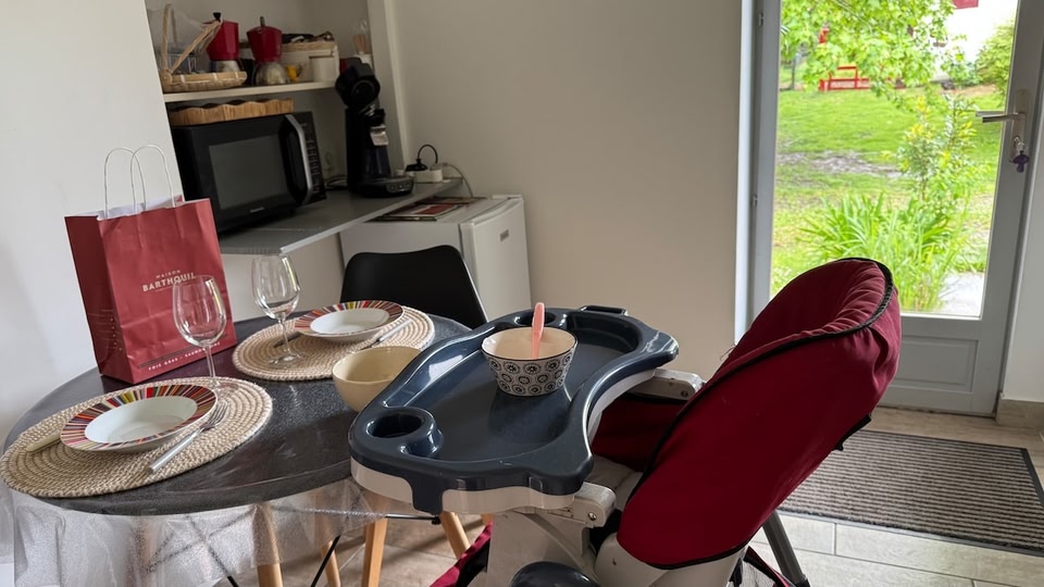 Cuisine indépendante et coin repas du gîte